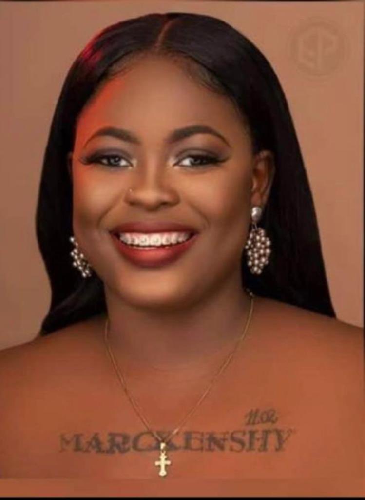 Arrestation samedi en RD et transfert en🇭🇹d’Esther Dacius pour escroquerie suite à un mandat émis à son encontre.Selon la PNH ,Mme Dacius  s’est fait passer pour une Consule canadienne afin d’escroquer ses victimes en complicité avec son mari policier Mackenshy Honoré .#RFMINFO