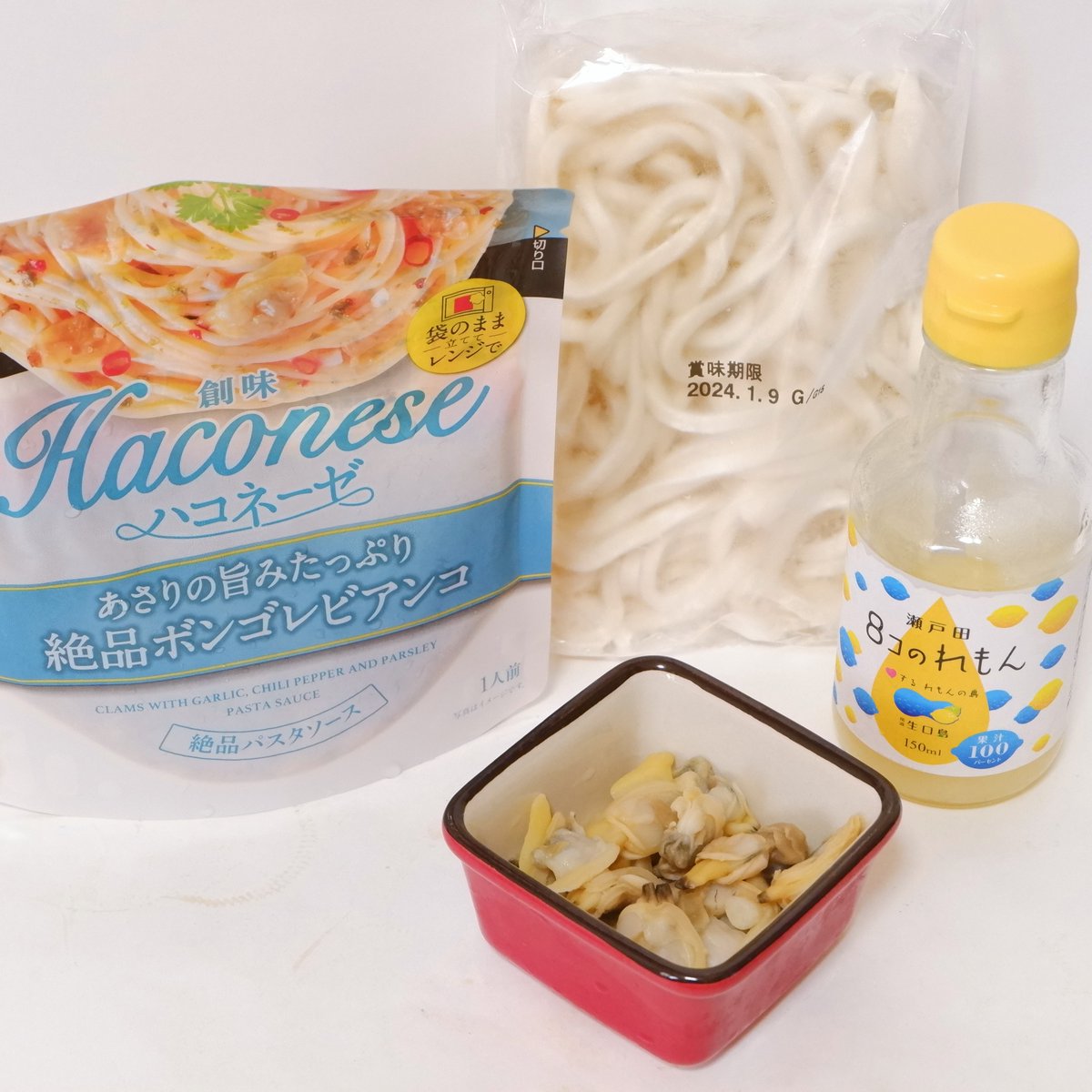 lemonsetoda's tweet photo. 【今日の晩餐】
ボンゴレモンウドン
今晩は、妙な組み合わせそのままな名前のうどんにしました。
ボンゴレソースにむきあさりとレモン果汁を加えて、レンチンした冷凍うどんに和えました。
#レモンボンゴレ
#ボンゴレビアンコ
#ハコネーゼ
#haconese
#パスタソースでうどんを食す
#瀬戸田レモン https://t.co/Z9FCxe1Dx2