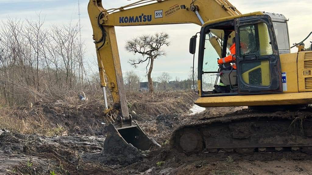 AndresLimaFA's tweet photo. Limpieza de cañada y de cunetas en Barrio Zona Ayuí en Salto. Es otra de las actividades que venimos realizando de forma sistemática: se limpia, se desobstruye y se canalizan pluviales. Cuidamos el territorio, los recursos y la comunidad. https://t.co/ZastFTlgix
