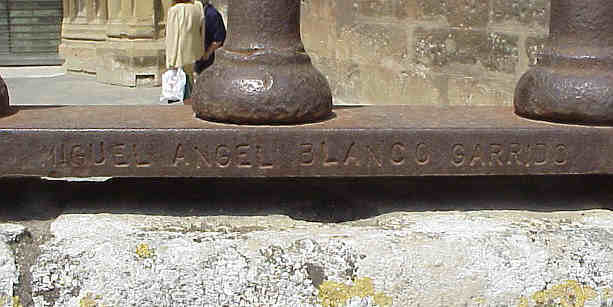 12 de Julio de 1997 #TalDiaComoHoy MIGUEL  ANGEL BLANCO EN LAS REJAS DE LA CATEDRAL DE SEVILLA lasevillaquenovemos.com/2005/mbrc.html #Sevilla #MiguelÁngelBlanco #curiosidades