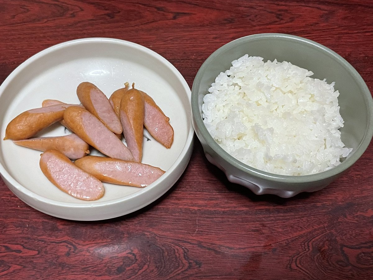 暑さのせいか、食卓に出たのがコレなせいか、食欲があまりありません
まだおかずの形をしているのでマシです https://t.co/bjIif4HA2W