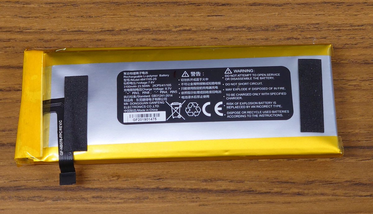 racoon_kettle's tweet image. このバッテリはGPDのMicroPCです。PCの見た目はあんまり膨張してる風じゃなかったのですが、スピーカーから音が出なくなって、よく見たら膨張して裏蓋が浮き、接触不良を起こしていました。
#MicroPC #GPD #バッテリ膨張 #UMPC
