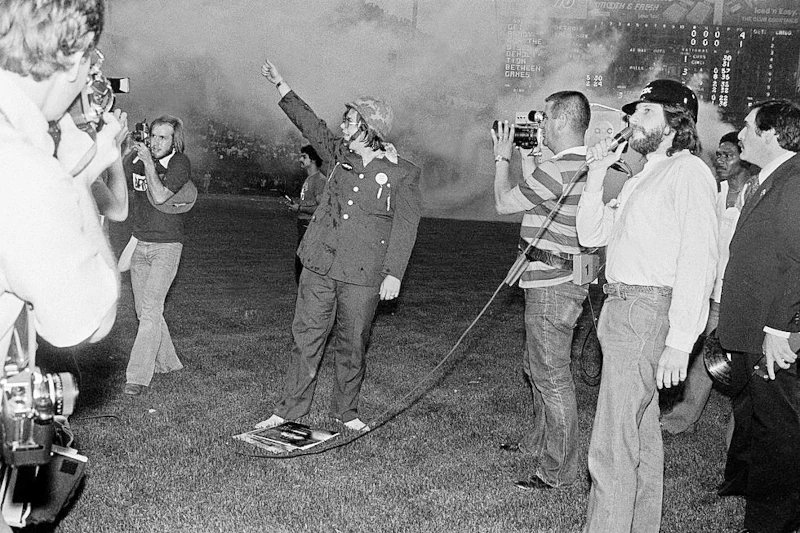 kalendarbeda's tweet photo. 12.červenec 1979 je den, kdy zemřel hudební styl disco. V Chicagu byly  během přestávky baseballového zápasu slavnostně ničeny disco desky. Akce  se však vymkla kontrole a zdivočelý dav poničil i stadion. https://t.co/UFo0MI8WW3