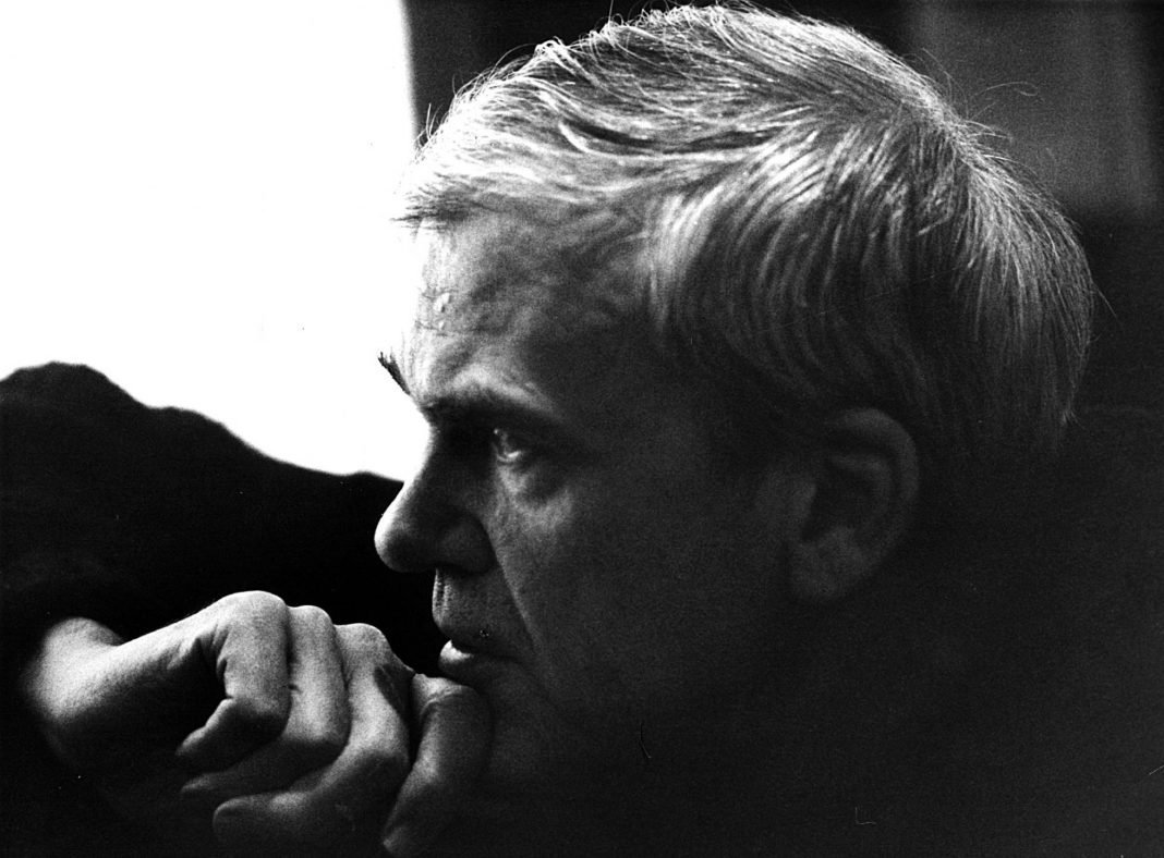 Volví a la novela gracias a 'La insoportable levedad del ser'.
Cuando soñaba con ser escritor, quería escribir así.
Su adiós nos deja un poco huérfanos.

Milan Kundera
DEP

Sirva de homenaje una de mis primeras 'Confesiones'. 
loblanc.info/confesiones-de…