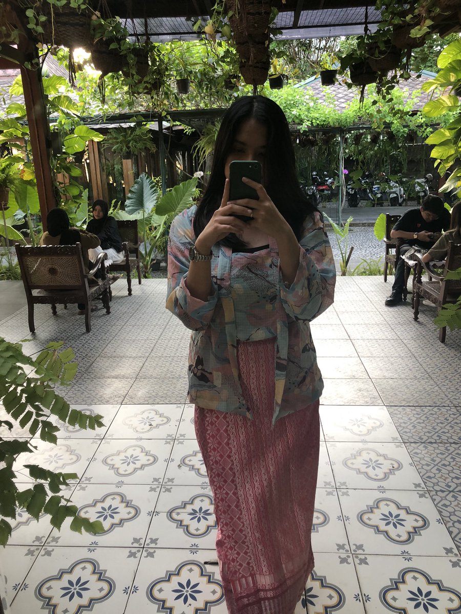 ataelelele's tweet photo. Sedang suka #berkebaya https://t.co/4CuzjugY99
