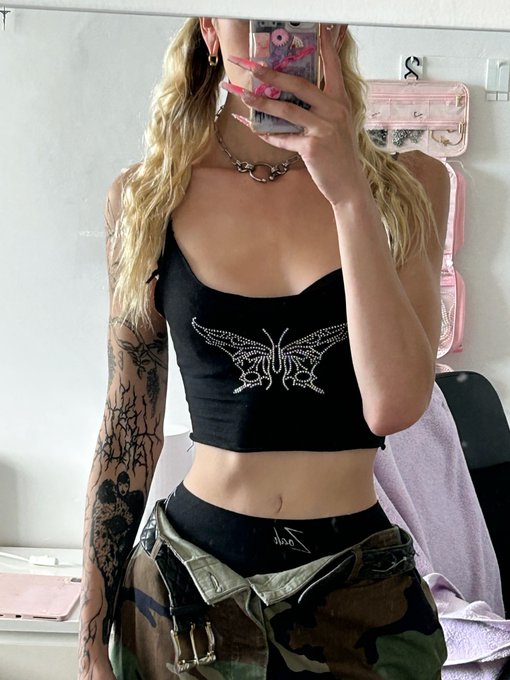 still hidden to hell on this account but I&rsquo;m posting to say hey hi I&rsquo;m doing super well \(^ヮ^)/ https://t<a href="/tag/newprofilepic"class="tags"><span>#newprofilepic</span></a>