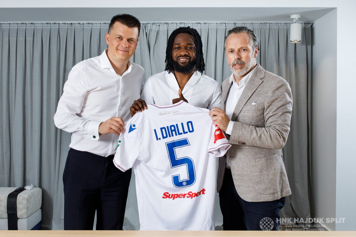 ZLOpta3's tweet photo. Dobrodošao Diallo 🔴🔵 

(koji nadimak mu dajemo? 🤔 ) https://t.co/7OqXzyd2Lx