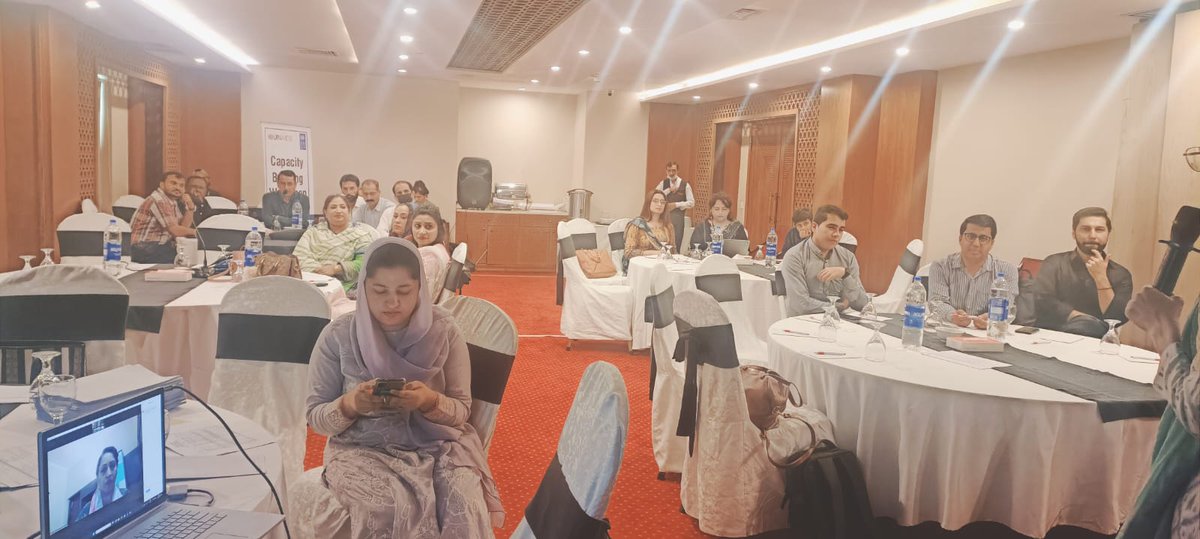 UNDP_Pakistan's tweet photo. #UNDPinPakistan &amp; @UNAIDS_Pakistan launched a first ever community-led monitoring system for #HIV Prevention Programming in 🇵🇰.

The system will ensure accountability &amp; support communities to monitor quality of service delivery, identify issues, &amp; coordinate w/ stakeholders. https://t.co/oiMBs0uAmX