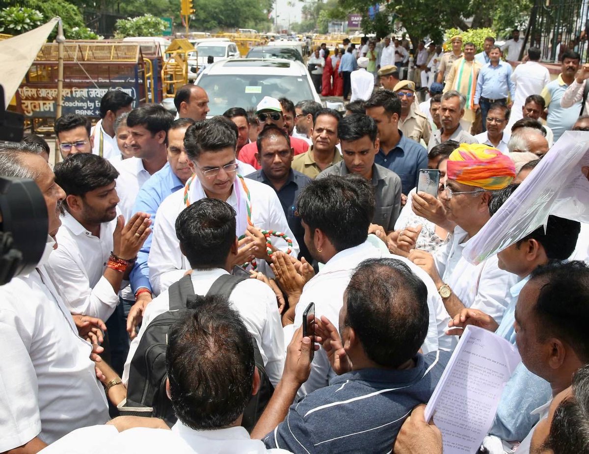 SachinPilot's tweet photo. AICC के आह्वान पर राजस्थान प्रदेश कांग्रेस कमेटी द्वारा शहीद स्मारक, जयपुर पर आयोजित मौन सत्याग्रह में सम्मिलित हुआ।

महंगाई, बेरोजगारी, किसान के अधिकार जैसे मुद्दों को @RahulGandhi जी ने निर्भीकता से सड़क से लेकर संसद तक उठाया है।

सत्य से भयभीत हुई केंद्र सरकार जो षड्यंत्र रच रही है, उससे हमारा हौसला टूटेगा नहीं, यह संघर्ष रुकेगा नहीं।