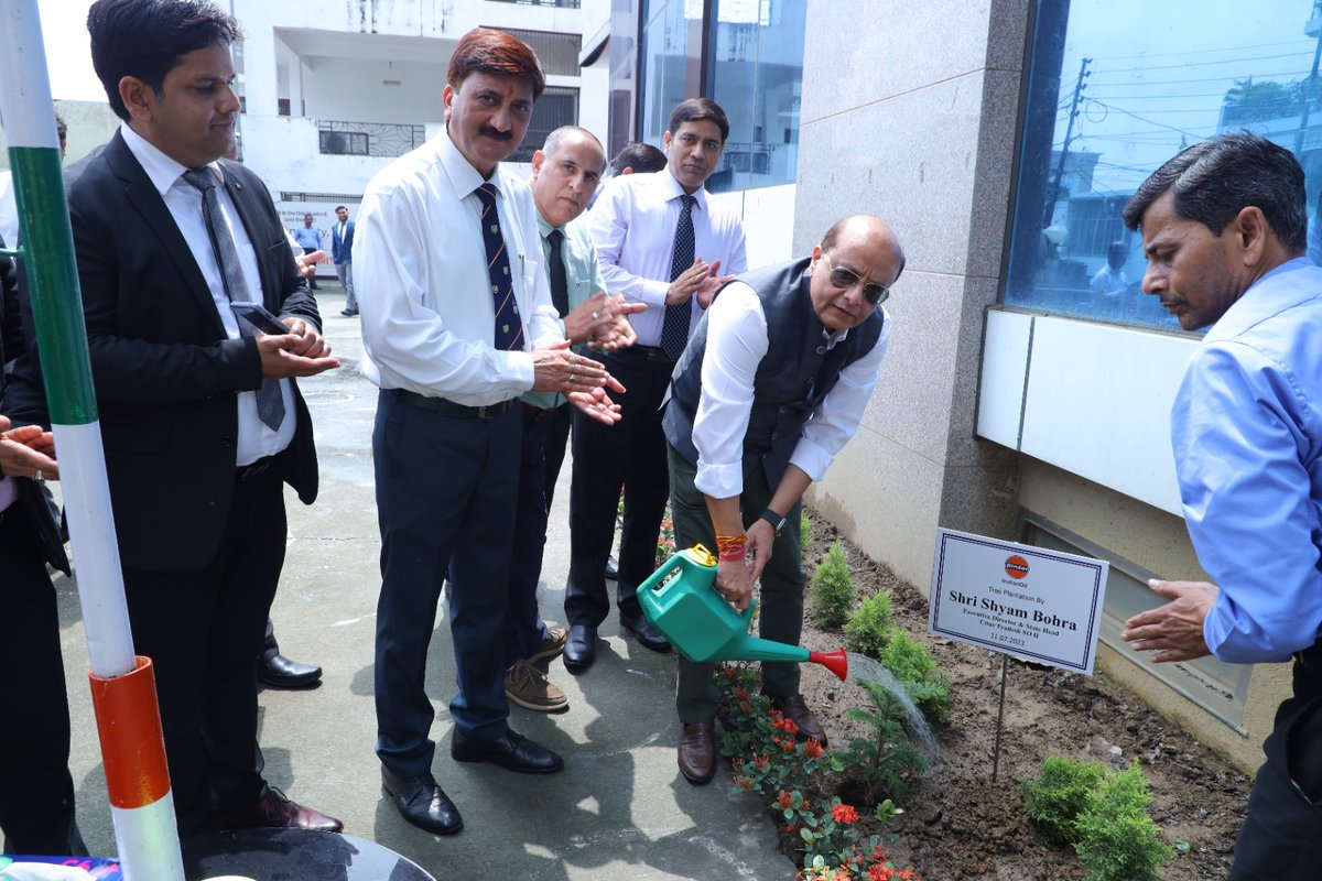 ioclupso2's tweet photo. Sh Shyam Bohra, ED &amp; SH, UPSO-II  planted a tree &amp; administered pledge under #SwachhataPakhwada2023 &amp; #VanMahotsavWeek at Bareilly DO
@ChairmanIOCL 
@DirMktg_iocl 
@Bohrashyam2 
@IndianOilcl 
@IndianOil_Delhi 
@ioclupso2 https://t.co/cRyCUovzzY