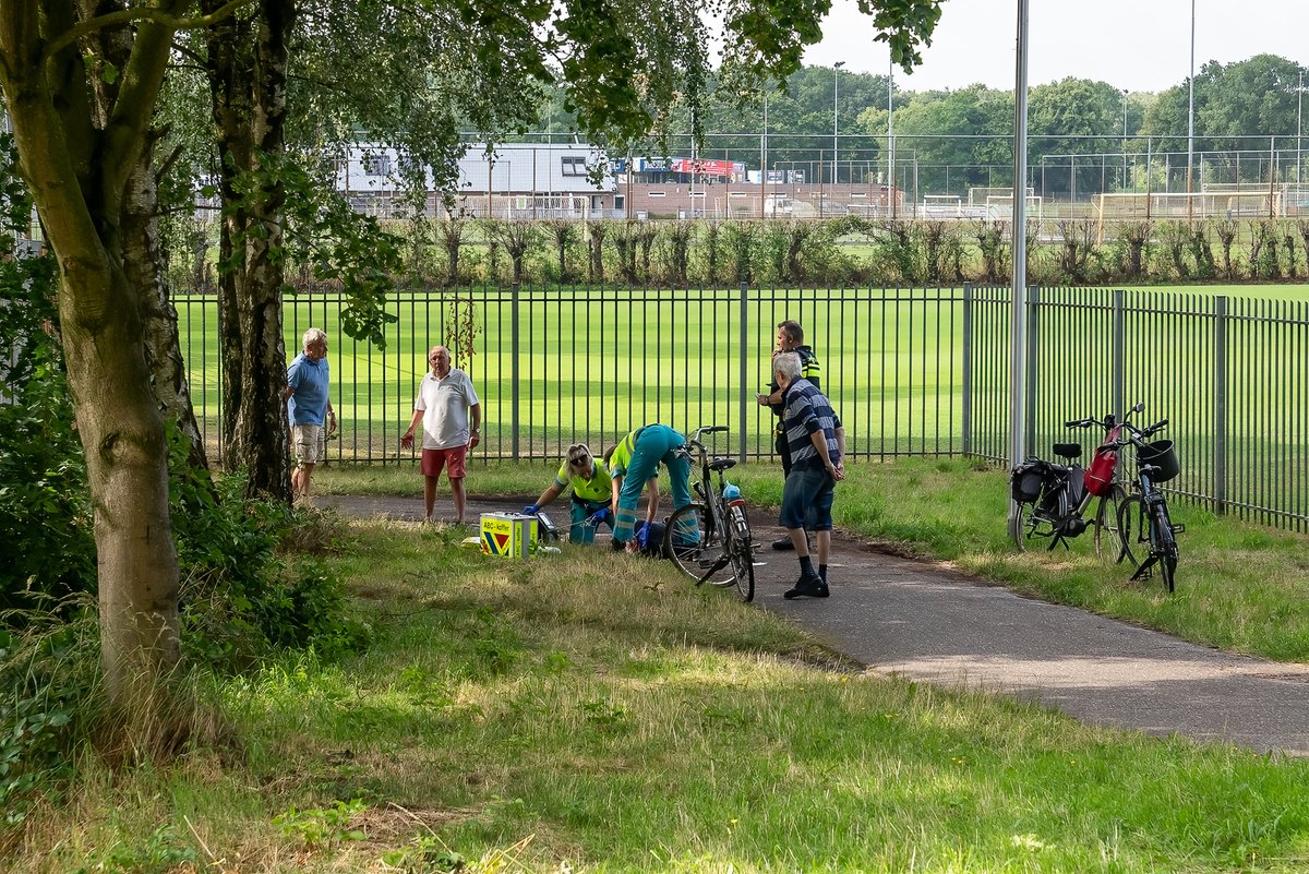 Reality_Photo's tweet photo. Een fietsster is woensdagochtend hard ten val gekomen op de Sportlaan in Drunen.

Vermoedelijk kwam de fietsster ten val omdat het fietspad glad was door de modder die er lag. 

De vrouw is met onbekend letsel met de ambulance naar het ziekenhuis gebracht. https://t.co/SwIaQ44X7i