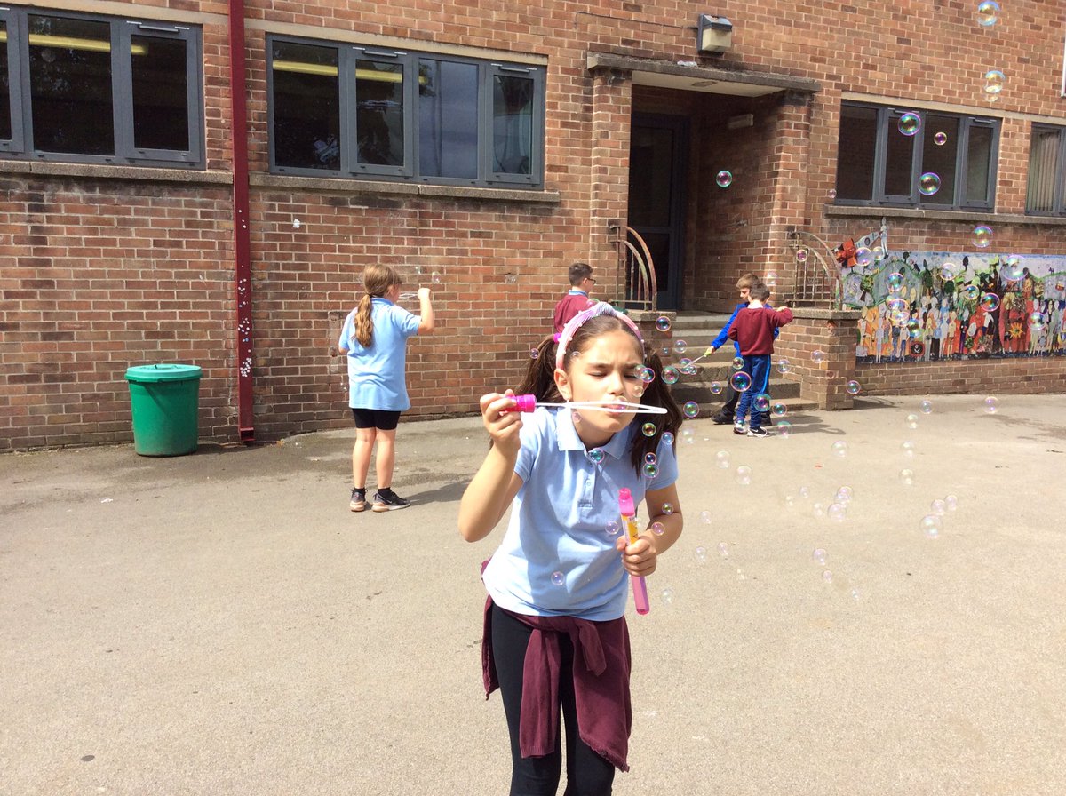 ks2_group's tweet photo. More bubbly fun! @StradbrokePri https://t.co/3Secw5sZxO