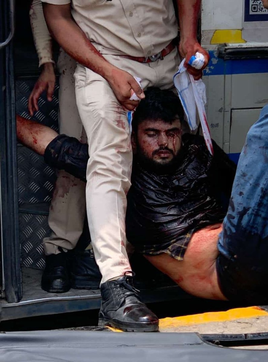 JMBairwa's tweet photo. #भरतपुर : सडक पर दम तोडती हुई पुलिस प्रशासनिक व्यवस्था #राजस्थान_मे_जंगलराज

@PoliceRajasthan @RajPoliceHelp https://t.co/ugCENYrLy2