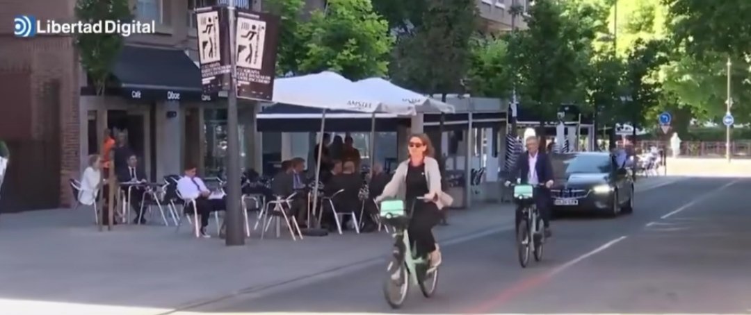 وزيرة البيئة الاسبانية سافرت بطيارة لمدريد ومن المطار للمؤتمر ركبت سيارة واخر ١٠٠متر عن مقر المؤتمر ركبت دراجة حتى يتم تصويرها وتصديرها للأعلام وهي تشجع ع الحفاظ ع البيئة وتقليل الملوثات
دتشوفون الاعلام والماكنات السياسية شلون قذرة وتصدر خلاف ماتبطن