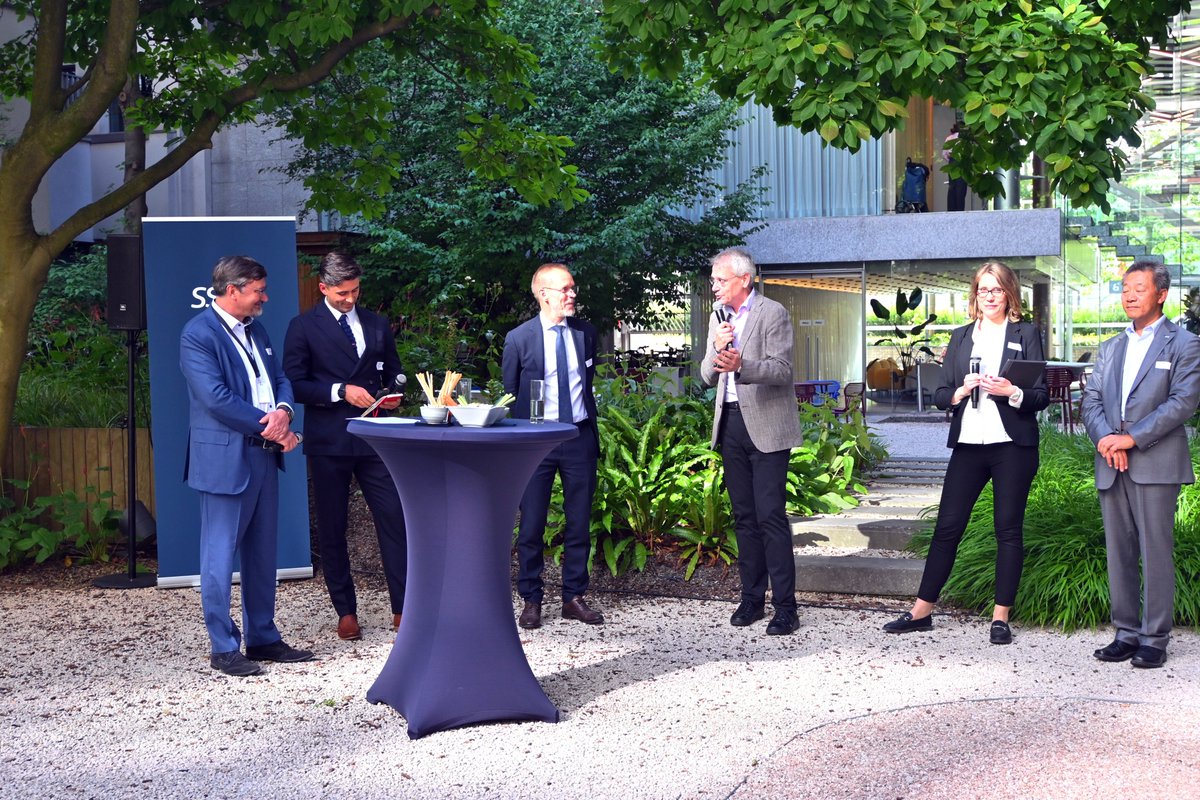 SSAB_AB's tweet photo. Happy to officially open our Brussels office! 🇪🇺

@JesperKansbod: “EU-level policy and regulatory framework are important to SSAB now that we have made policy decisions to accelerate our green transition.”

Read more ➡ https://t.co/d8dINoxCrY

#SSABBrussels #FossilFreeSteel https://t.co/KyW8biV5Q7