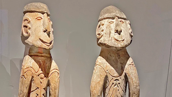 Urahnenpaar der Asmat im West-Papua, Indonesien, ausgestellt in der Religionskundlichen Sammlung dr universität Marburg