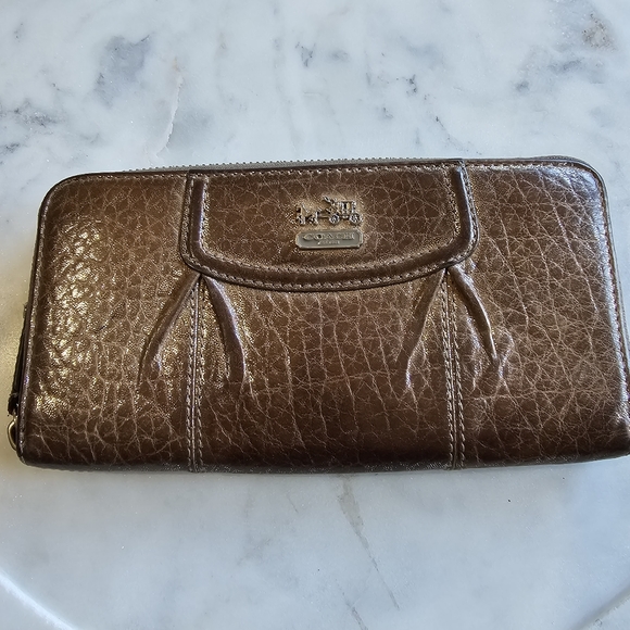 kaymckin5's tweet photo. So good I had to share! Check out all the items I'm loving on @Poshmarkapp #poshmark #fashion #style #shopmycloset #badgleymischka #coach: https://t.co/YM8VE53GT7 https://t.co/zdJA8dLOZH