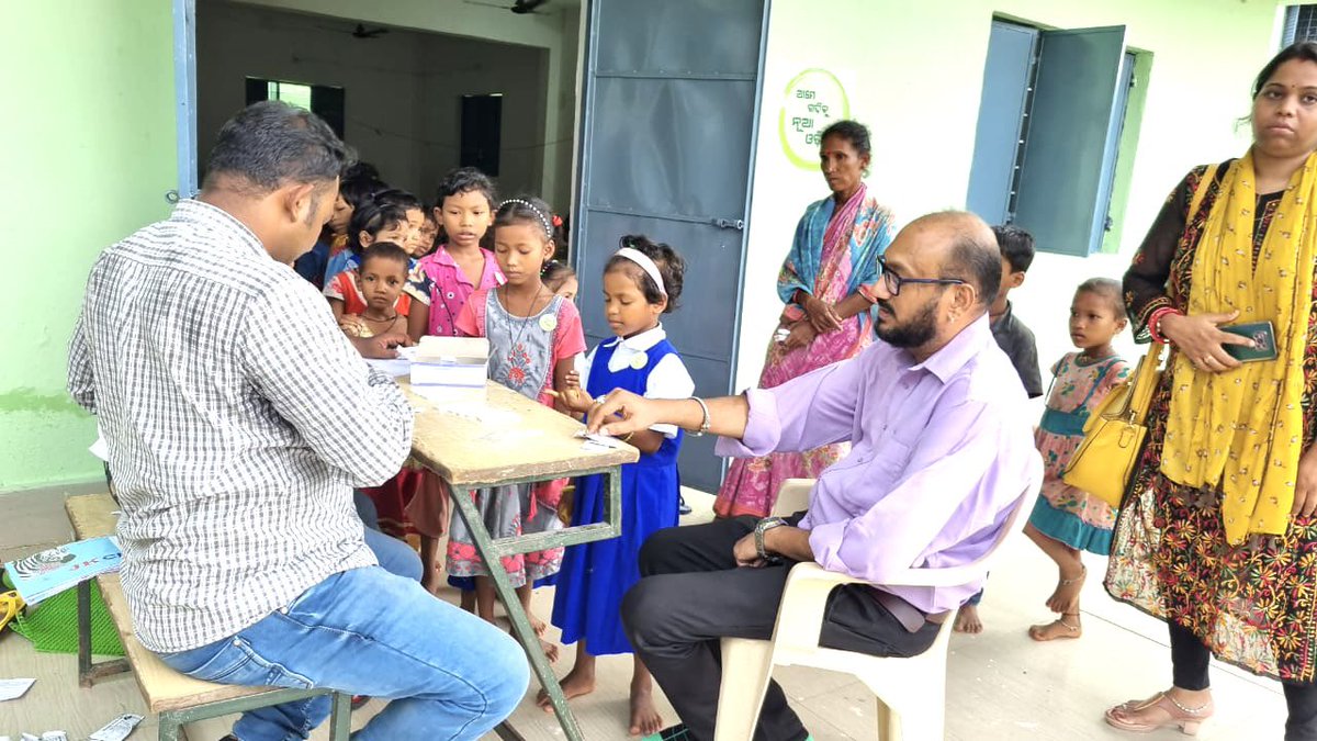 SambitBegray's tweet image. I love spending quality time with children. Here I’m with a few First Grade students of a tribal residential school of Patrapur Block, Ganjam, during their routine health check up.  #incrediblefeeling #qualitygoals