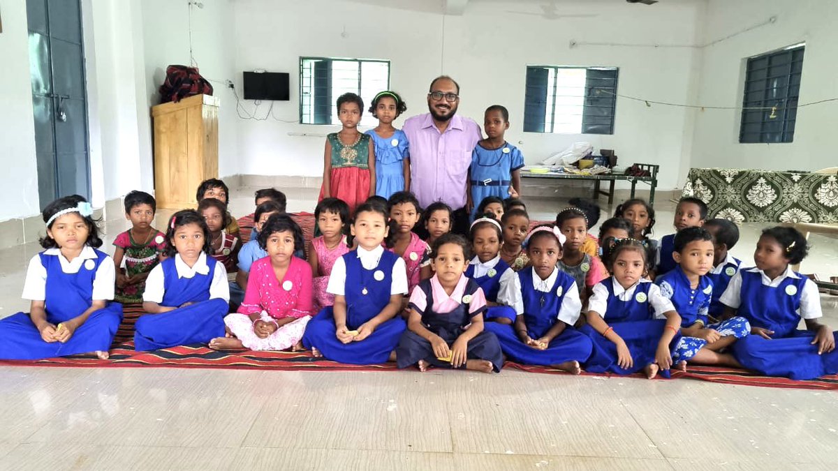 SambitBegray's tweet image. I love spending quality time with children. Here I’m with a few First Grade students of a tribal residential school of Patrapur Block, Ganjam, during their routine health check up.  #incrediblefeeling #qualitygoals