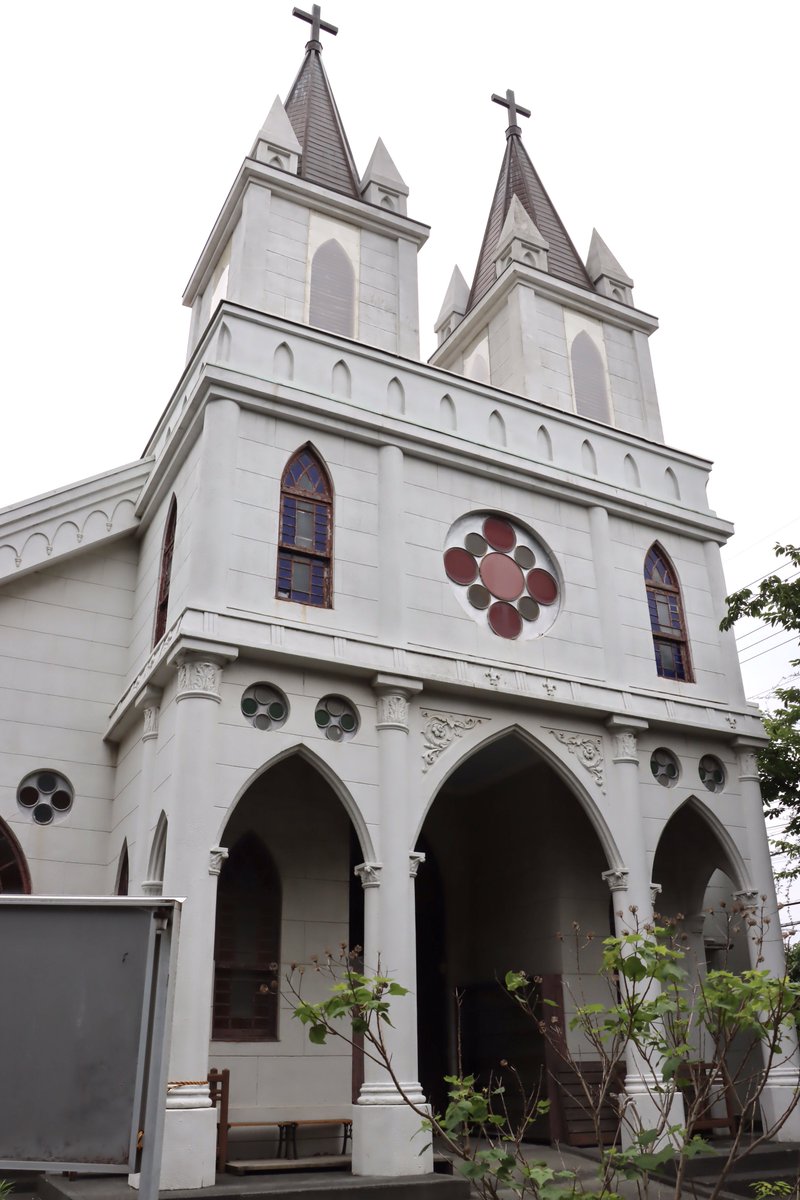 takedabishi8's tweet photo. 静岡県静岡市の清水区にある「カトリック清水教会」は、1935年に建てられた木造の教会建築。フランス人神父のルシアン•ドラエによる設計で、2つの尖塔や付け柱などが美しいゴシック様式の外観です！

老朽化のため来年5月迄に解体予定。現在、移築保存などが模索されています。見事な木造教会でした！ https://t.co/wMeuKMhx6M
