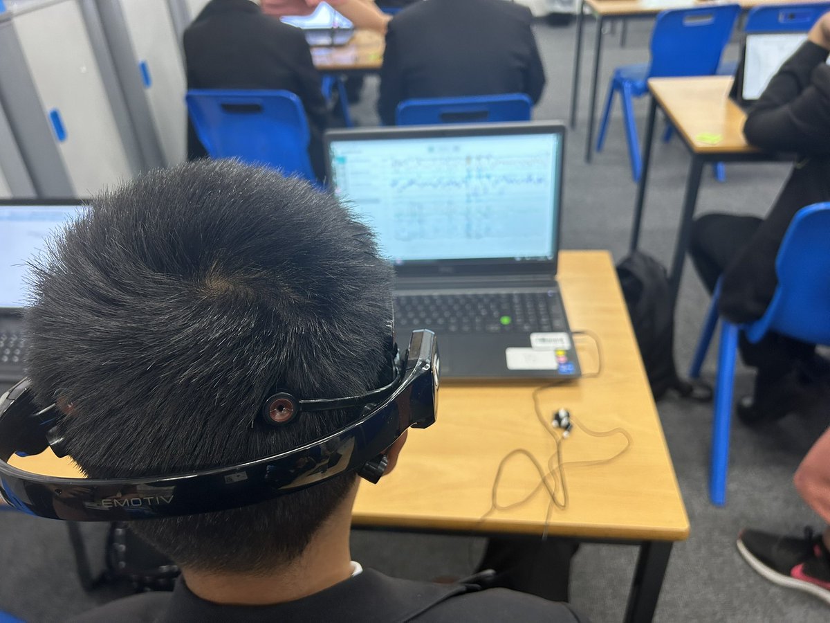 CarltonBolling's tweet photo. A neuroscience workshop for Yr9 from @LaylaKouara and @ICON_UoL giving our students an experience in high tech neuroscience #ambition #CarltonEdge💎 https://t.co/uAxJ9zkwg9