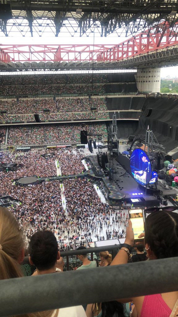 m4rtsss's tweet photo. io sono più miope di una talpa but I swear letteralmente senza zoom e gli schermi dei coldplay erano "piccoli" e tondi ma di vedevano da dio https://t.co/txGAAb3NXM