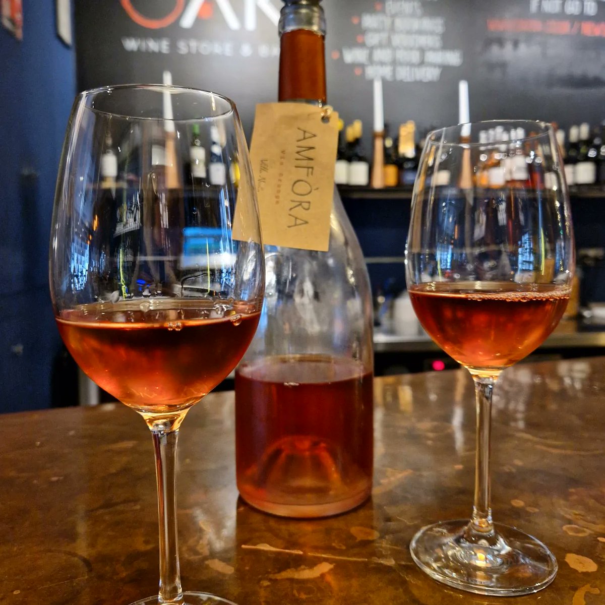This colour! 😍🧡

Villa Noria 'Amfòra' is a gorgeous #orangewine created with a blend of several varieties - all grown organically or biodynamically. 🍇 A #naturalwine, this has one of the lowest levels of sulphites we've come across 😇

Pop in and give it a try!

#theplacetobe