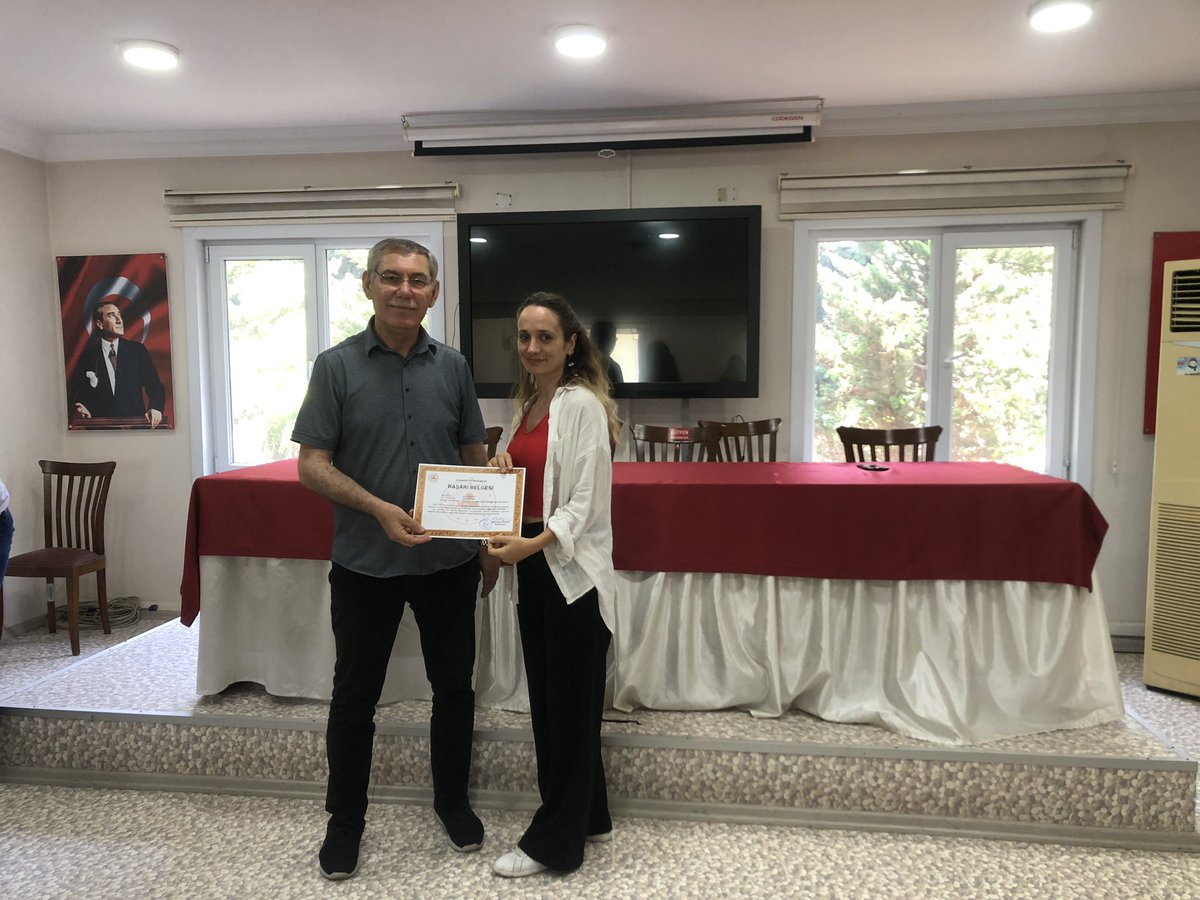 ✨Ülkemizde yaşanan deprem felaketinde ilçemizden gönüllü olarak deprem bölgesine giden idareci, öğretmen ve personelimize Kaymakamlık uhdesinde verilen başarı belgeleri şube müdürlerimiz tarafından takdim edildi.

<a href="/Yusuf__Tekin/">Yusuf Tekin</a> <a href="/memleventyazici/">Levent Yazıcı</a> <a href="/cepni6144/">M.Fatih Çepni</a>