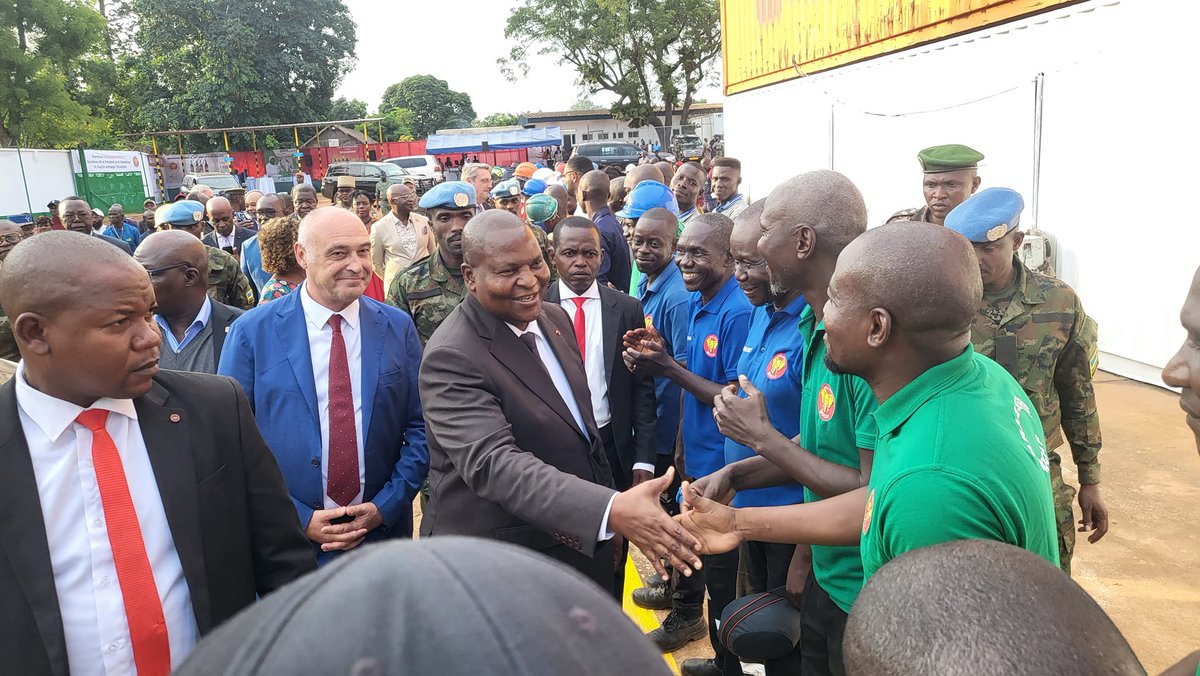 LocRomyGOTTO's tweet photo. Le Pdt 🇨🇫 @FA_Touadera s'est adressé au personnel de la Brasserie Mocaf, un groupe Français en ces termes: « La Mocaf est une entreprise citoyenne. Je n'étais pas encore né lorsqu'elle fut créée. Travaillez davantage pour maintenir vos emplois. La #Mocaf est notre patrimoine ». https://t.co/WrF965avIc