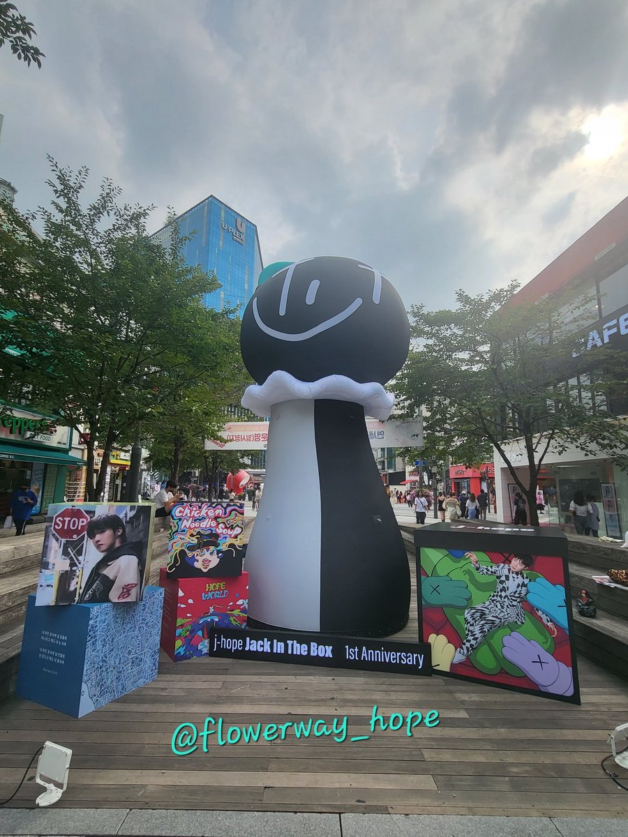 uarmyvibe's tweet photo. Wow...JACK IN THE BOX with hobi's whole discography in Shinchon, Seoul, celebrating its first anniversary! 😭 https://t.co/EB7dF6mHOZ