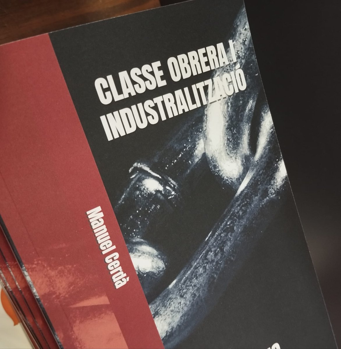 Tornem a tindre exemplars del llibre de referència sobre la Revolució del Petroli! Classe obrera i industrialització. Alcoi: El Petroli, de Manuel Cerdà. 

En valencià i en castellà, a la llibreria (tenim ventiladors!) i a la web!