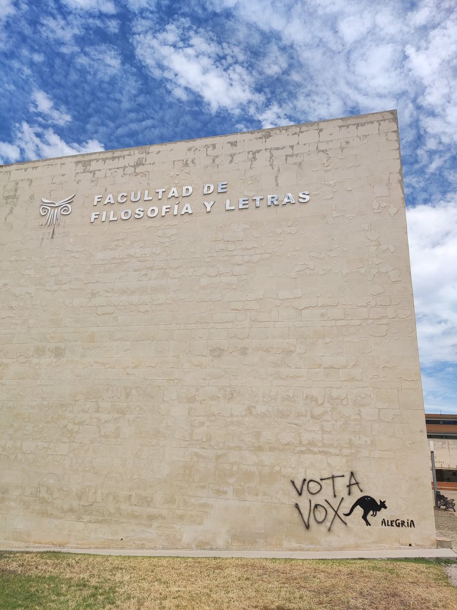Pintada en la Facultad de filosofía y letras de la Universidad de Extremadura.

Sin comentarios.....