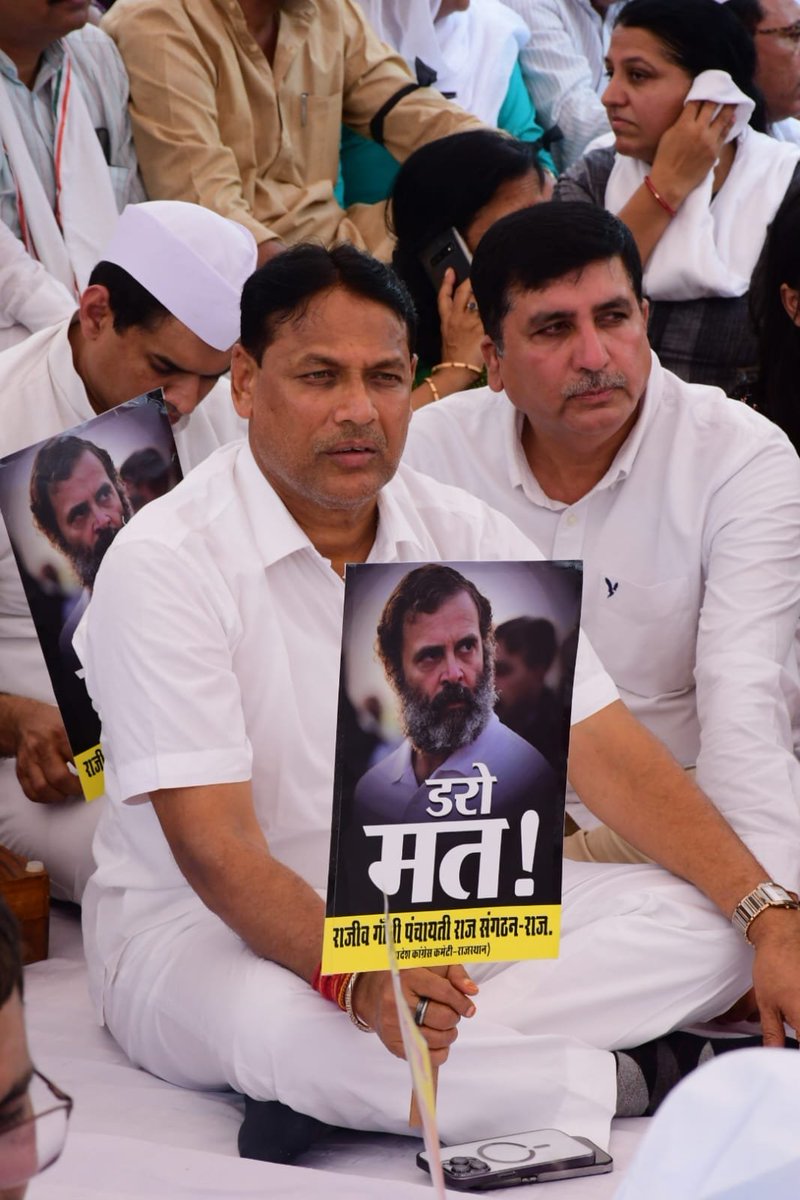 PramodBhayaINC's tweet photo. राहुल गांधी जी के सच ने मोदी सरकार के झूठ की नींव हिला दी है।   इससे घबराई हुई मोदी सरकार लोकतंत्र की मर्यादाएं लांघकर राहुल गांधी जी को रोकने की हरसंभव कोशिश कर रही है।
मोदी सरकार द्वारा राजनीतिक प्रतिशोध की भावना से @RahulGandhi जी के खिलाफ किए जा रहे षड्यंत्रों के विरोध में प्रदेश प्रभारी श्री @Sukhjinder_INC  एवं श्री @GovindDotasra  के नेतृत्व में कांग्रेसजनों का जयपुर में #मौन_सत्याग्रह जारी है।