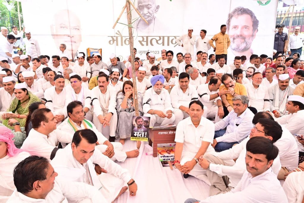 PramodBhayaINC's tweet photo. राहुल गांधी जी के सच ने मोदी सरकार के झूठ की नींव हिला दी है।   इससे घबराई हुई मोदी सरकार लोकतंत्र की मर्यादाएं लांघकर राहुल गांधी जी को रोकने की हरसंभव कोशिश कर रही है।
मोदी सरकार द्वारा राजनीतिक प्रतिशोध की भावना से @RahulGandhi जी के खिलाफ किए जा रहे षड्यंत्रों के विरोध में प्रदेश प्रभारी श्री @Sukhjinder_INC  एवं श्री @GovindDotasra  के नेतृत्व में कांग्रेसजनों का जयपुर में #मौन_सत्याग्रह जारी है।