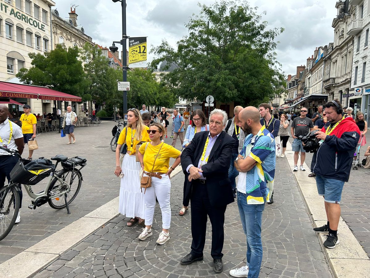 #tdf2023 

3,2,1…… partez !!!! C’est le lancement de l’étape d’arrivée du Tour de France sur tous les écrans géants !! 💛👍🚴🏻‍♂️ 

📍Place d’Allier et Place de l’Hôtel de Ville 

<a href="/LeTour/">Tour de France™</a>