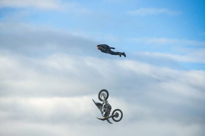 AbhiKaReview's tweet photo. “To do this stunt, Tom Cruise trained for a year, 
did 30 base jumps daily, 
did over 500 skydives,
He did 6 takes on the same day to get the perfect shot,”

#TomCruise is THE ACTION GOD
Hence Proved! https://t.co/aRtmRnImNG