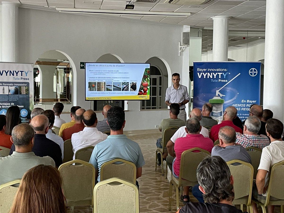javipd82's tweet photo. Josep Izquierdo de @Bayer4CropsES explica cómo aplicar Vynyty Tuta Press #VynytyTuta https://t.co/fbGBCEK5Gc