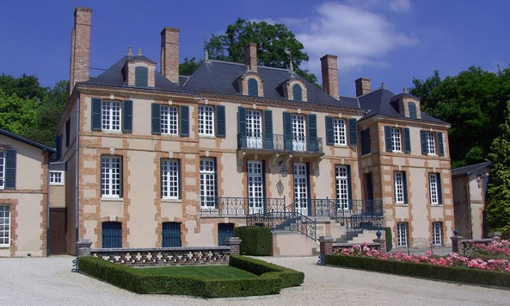 Today our Master Innholders, St Julian Scholars and Aspiring Leaders are off to France for a one-of-a-kind visit to Champagne Taittinger! 

We're thankful to Taittinger for the opportunity and are sure it will prove to be a valuable experience for all in attendance. Cheers! 🍷