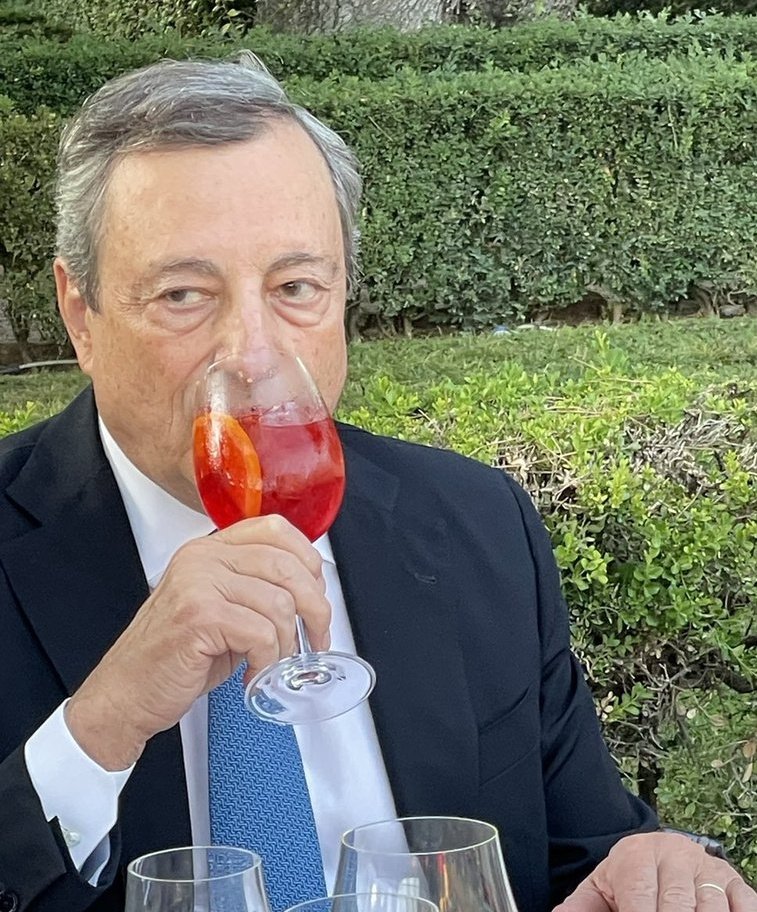 Agostino35's tweet photo. "i giovani preferiscono lo spritz ai figli"
i giovani: https://t.co/87UbimVPJ1