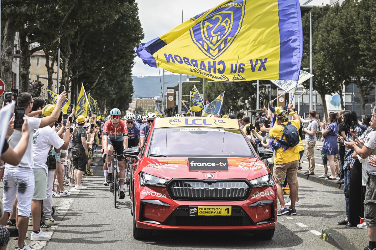 LeTour's tweet photo. 💛💙We found your fans @ASMOfficiel!

💛💙On a retrouvé vos supporters @ASMOfficiel ! 

#TDF2023 https://t.co/xfX5lWnwdl