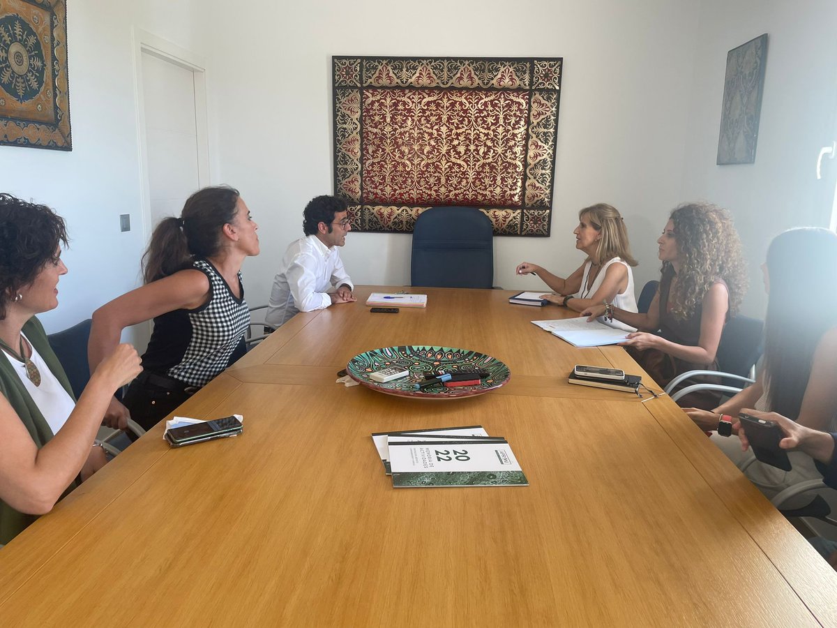 Hemos recibido la visita de Esther Ostos, Delegada de de  Inclusión Social, Igualdad y Familia del <a href="/aytoecija/">Ayuntamiento Écija</a> . Le hemos presentado de primera mano lo que hacemos y nos hemos puesto, como siempre, a su entera disposición. Muy gradecidos por su tiempo, y por su interés!.