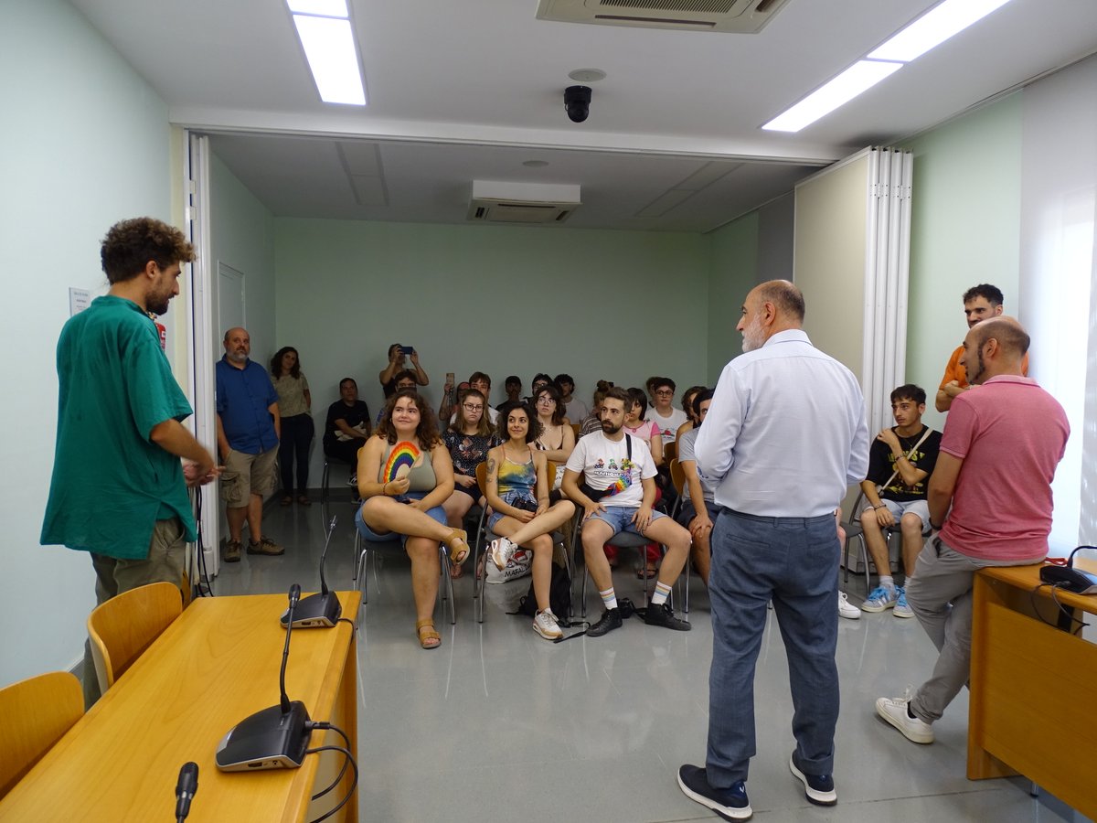 ajuntamentbdv's tweet photo. 🏳️🌈🏳️⚧️ L’intercanvi juvenil de #letmeshow farà una performance el diumenge 16 de juliol, a la tarda, a la plaça de la Vila. T'hi esperem!
#BarberàdelVallès acull el projecte coincidint amb la celebració del #Pride 2023 a Barcelona
Tota la informació a https://t.co/T7SKod3kLB https://t.co/LkVHcD1U3l