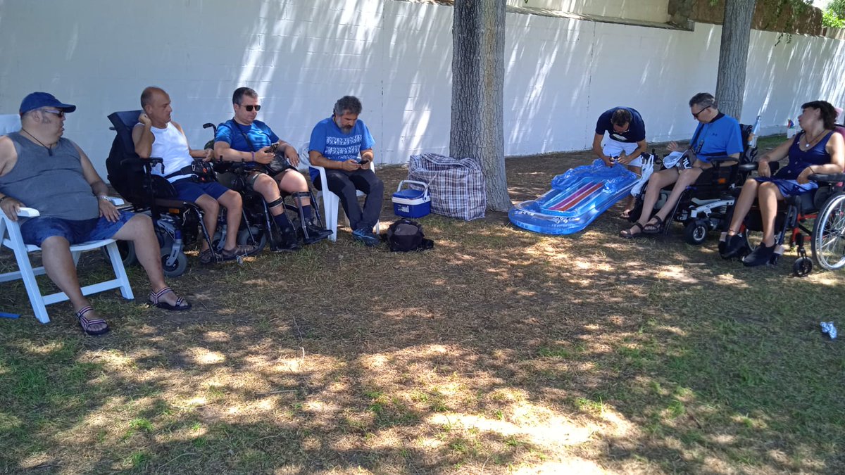 💦Temporada de #piscina con COCEMFE Sevilla💦

Día de ocio en la piscina municipal de #ValencinaDeLaConcepción con un grupo de #PersonasConDiscapacidad que combate el calor ☀️en estas instalaciones adaptadas.