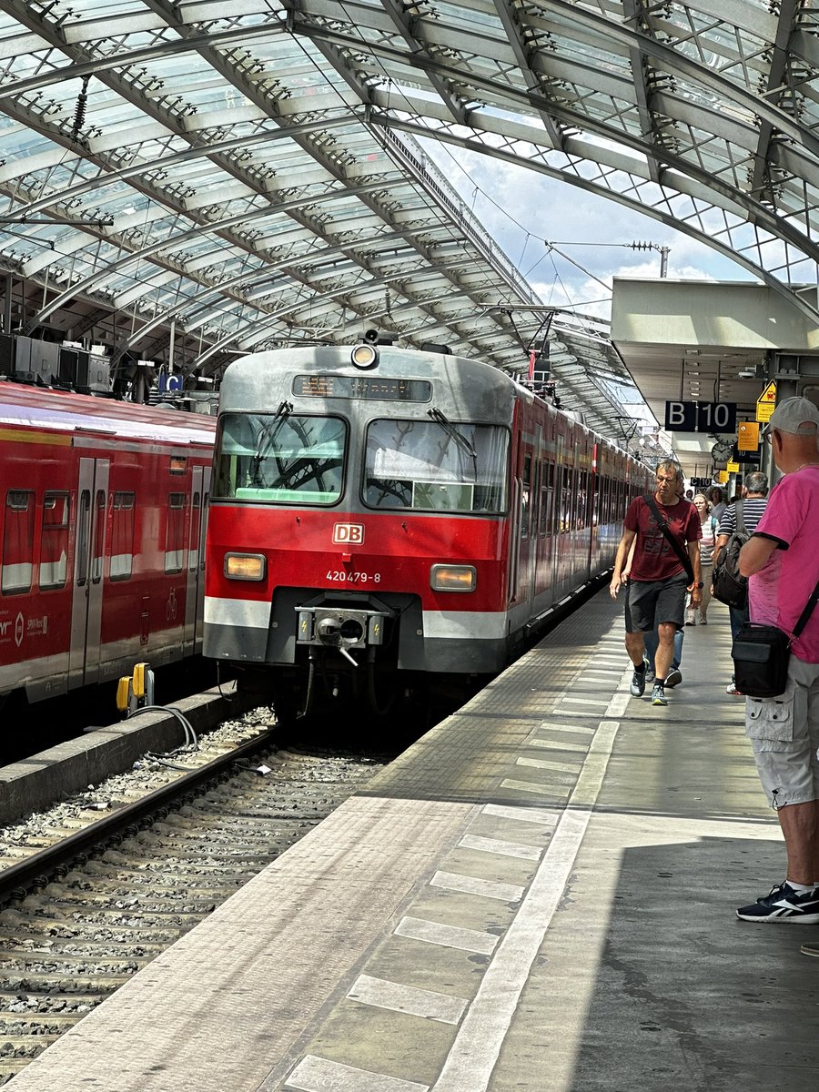 patrickauftour's tweet photo. Darf ich vorstellen: mein Lieblingszug bei @SBahnKoeln! #BR420 https://t.co/HVQxnQGqeO