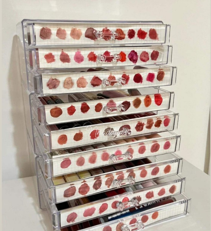 nnadddd19's tweet photo. If you have a lot of lipsticks, you need to do this. Arrange the lipstick properly, cut the paper to fit into the hole. Paint the lipstick on the paper and write the name of the lipstick as you can remember it at the back. 

When the color is dry..... https://t.co/B767pQp2GP