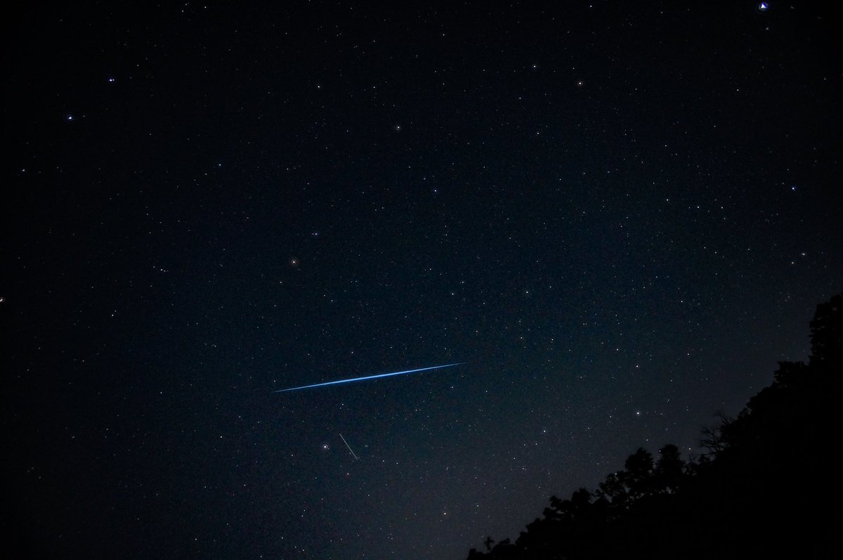 smctakumar's tweet photo. 昨夜の帰り途、なんとスターリンクが銀河鉄道のように夜空🌌を駆け抜ける姿をみてしまいました。‼️
動画で撮りたかったですがあまりにも突然の出来事であたふたするだけでした。笑

#スターリンク衛星 
#starlink 
#spacex https://t.co/2BVZpfAN0N