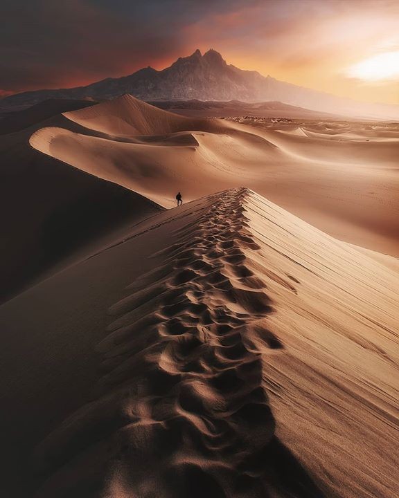 #taekookau
— Тэ, почему тебе так нравится приезжать в пустыню? Здесь же жарко и кроме песка ничего нет — вылезает Чонгук из машины разминая конечности. 
Ехали они сюда добрых 3 часа, но как раз успели к закату. 
Старший не отвечая на вопрос залезает на крышу машины.