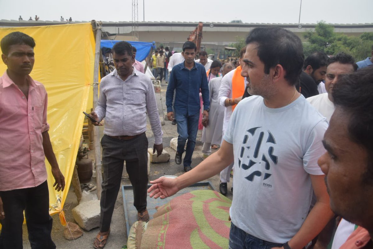 GautamGambhir's tweet photo. बाढ़ में दिल्ली इसी लिए बह गयी क्यूंकि विकास कार्यों का पैसा प्रचार में बहाया गया! मैं लगातार राहत कार्यों का जायज़ा ले रहा हूँ और सभी पीड़ितों को हमारी जन रसोई से रोज़ाना खाना पहुँचाया जायेगा! https://t.co/meT1KHi3aB