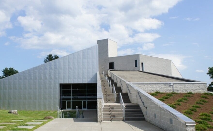 The Frances Young Tang Teaching Museum and Art Gallery at Skidmore College is resuming its beloved summer concert series, Upbeat on the Roof, from July 6 to August 17. This year's event celebrates itstwenty-second season and features a diverse lineup

nippertown.com/2023/07/11/upb…