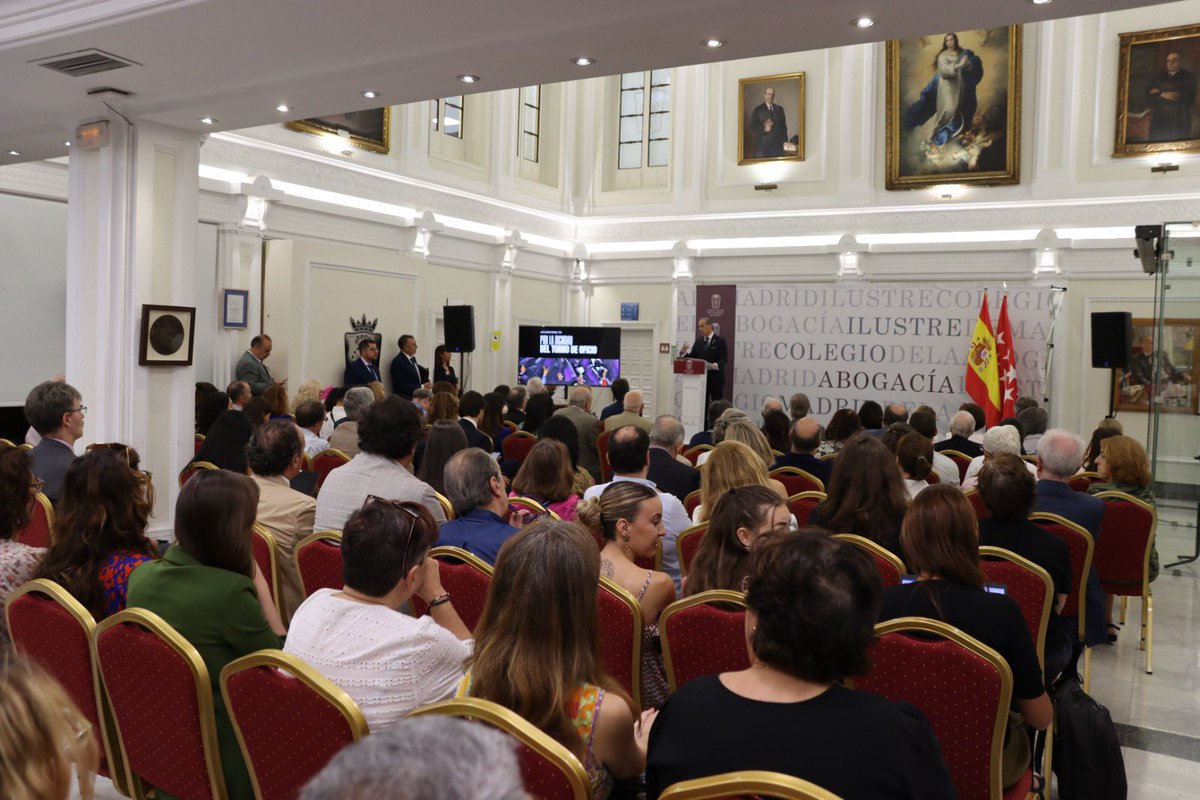 icam_es's tweet photo. 📸 Junto a los compañeros/as del #TurnoDeOficio comenzamos el acto por la dignidad del #TO en la #BibliotecaICAM
#ICAMconelTO https://t.co/PD21mRBhAA